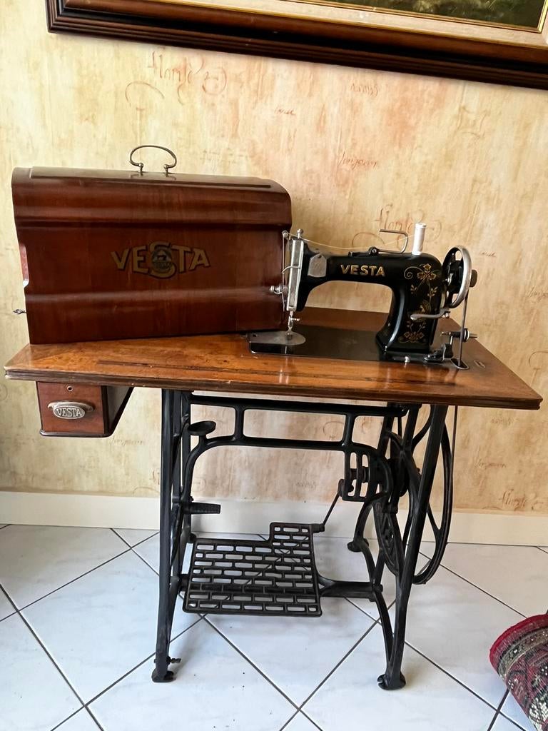 Oud naaimachine/tafel op smeedijzeren voet, Enlèvement