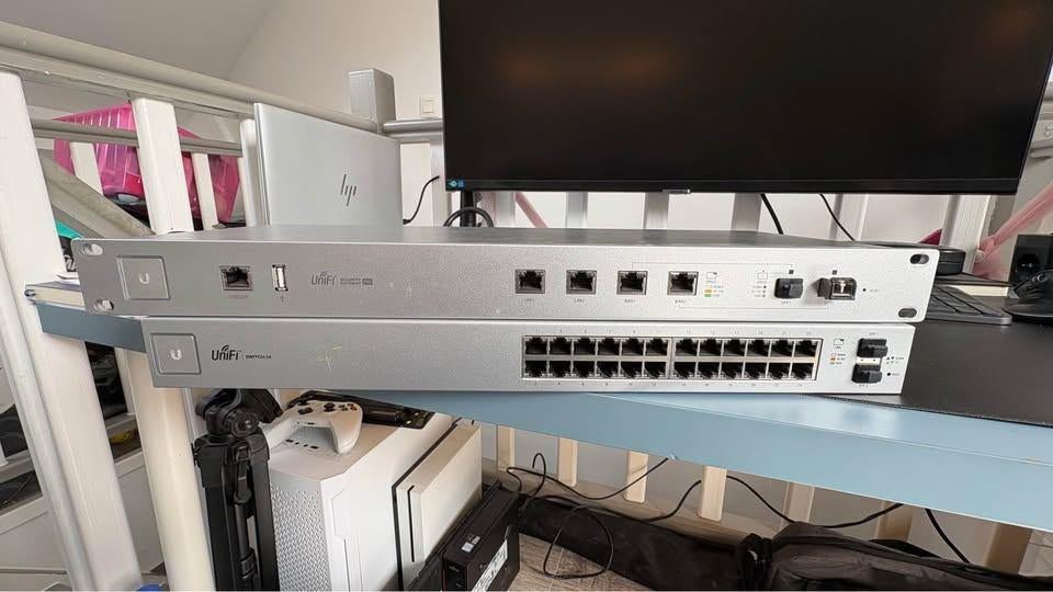 Unifi Secure Gateway Pro + Unifi Switch 24, Ophalen, Zo goed als nieuw