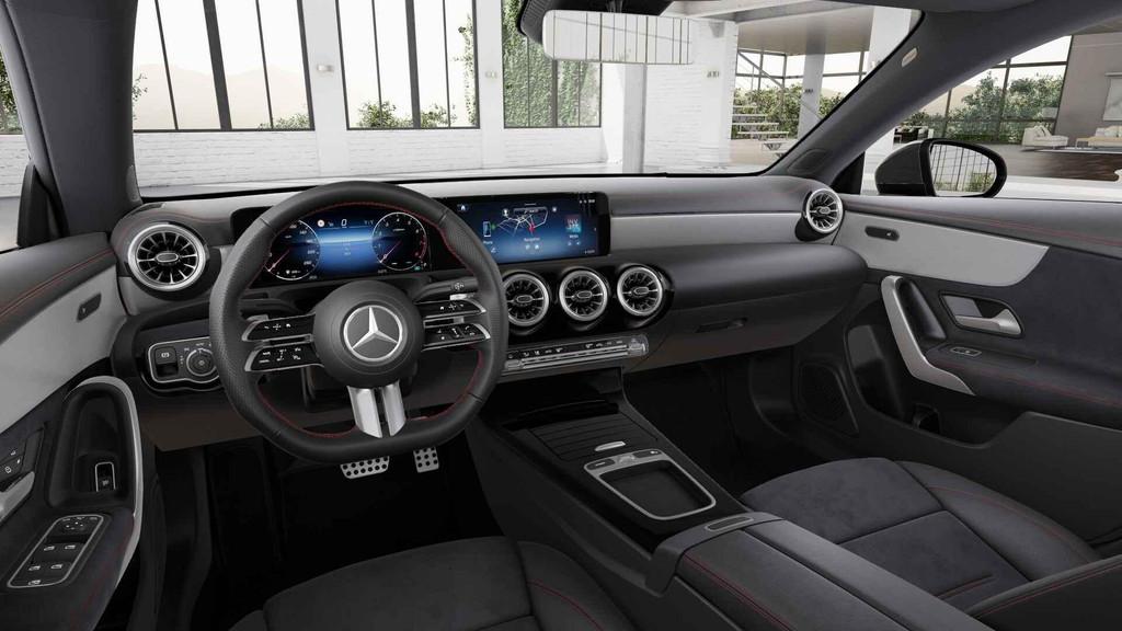 Mercedes-Benz CLA-Klasse 180 Coupé AMG Line | Panoramisch D, Stof, Gebruikt, 5 zetels, 136 g/km