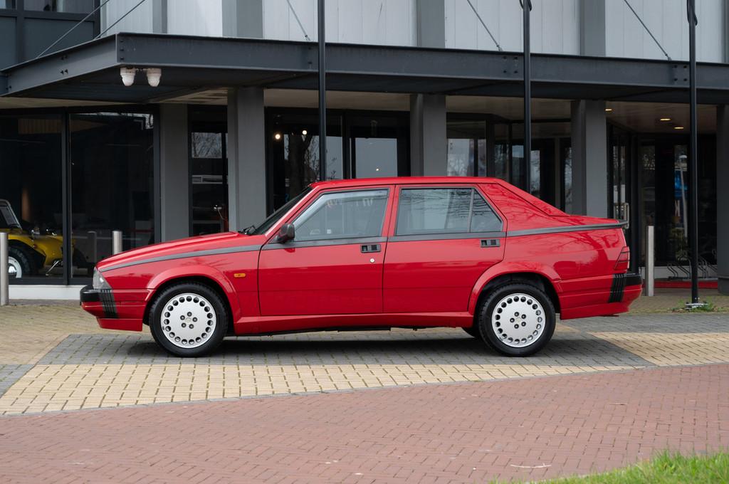 Alfa Romeo 75 1.8 Turbo (semi-automatique), Autos, 4 portes, Entreprise, Autres couleurs, Berline