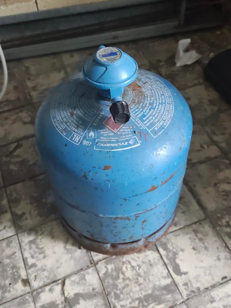Lege gasfles met ontspanner en gasdarm, Ophalen