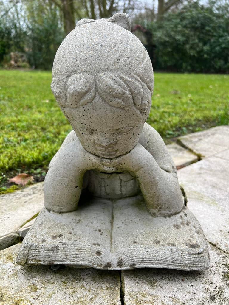 Betonnen Tuinbeeld - Liggend Lezend Meisje (41cm), Ophalen, Zo goed als nieuw, Beton, Mensenbeeld