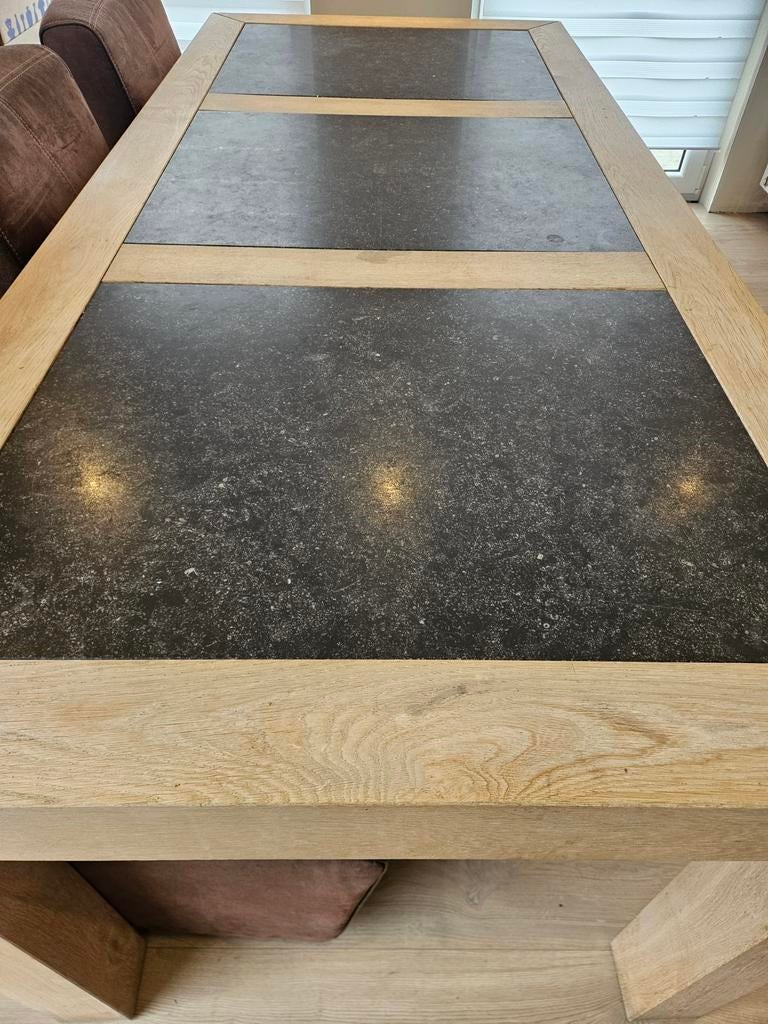 Robuste eettafel, Enlèvement