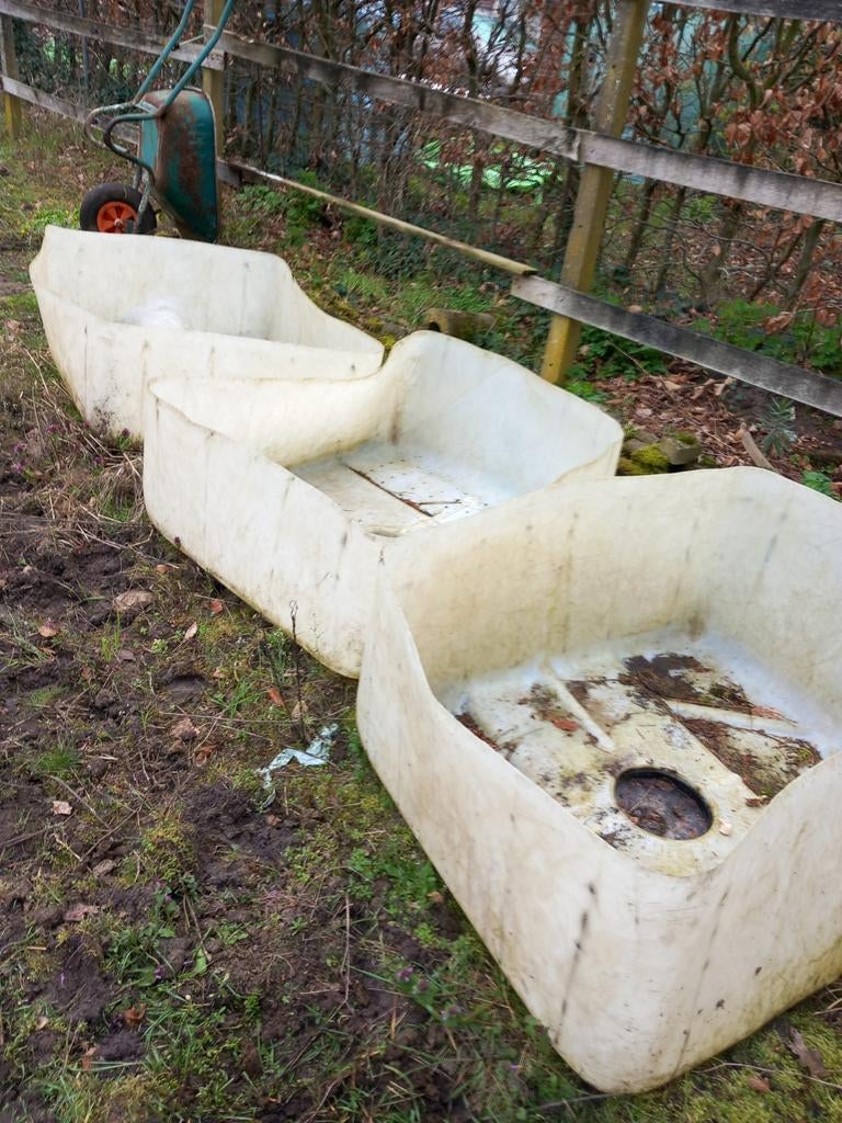 3 bakken voor hooi, Dieren en Toebehoren, Januari, Geslacht onbekend