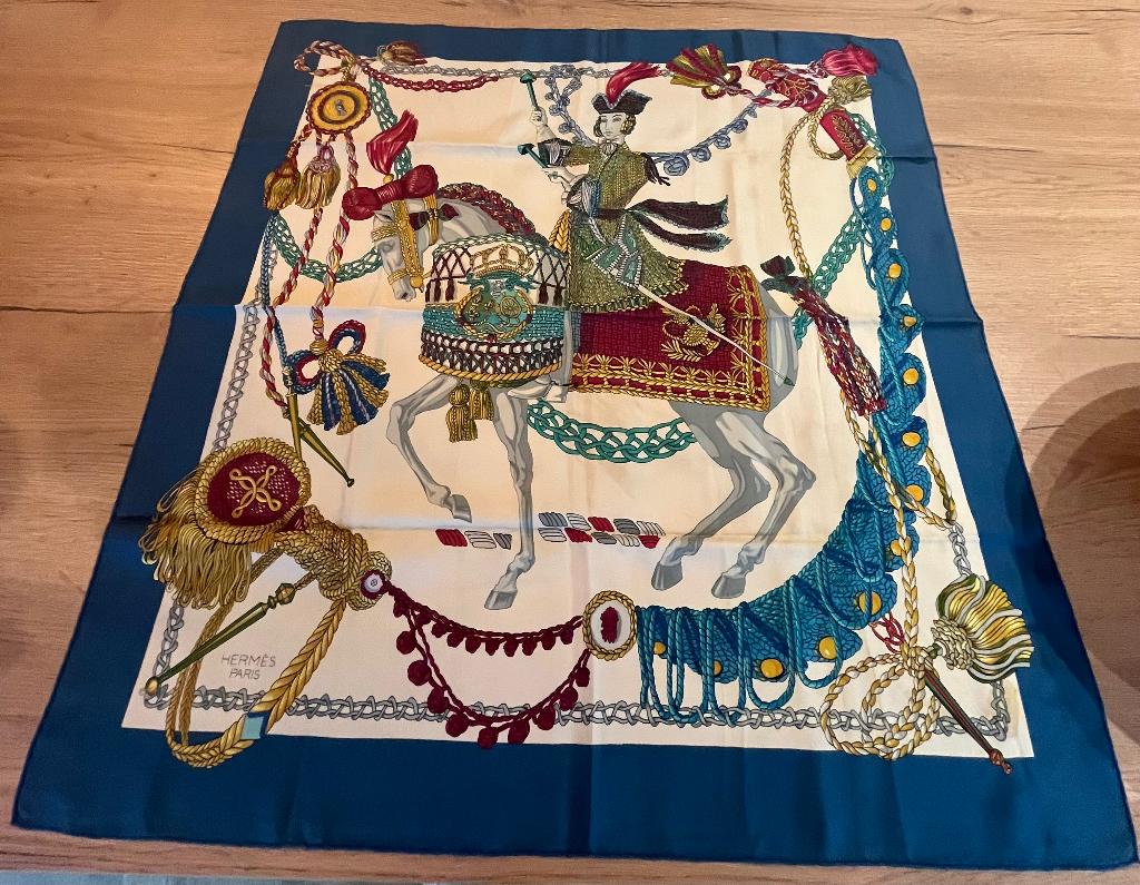 Carré Hermès Le Timbalier, Hermes, Enlèvement, Porté