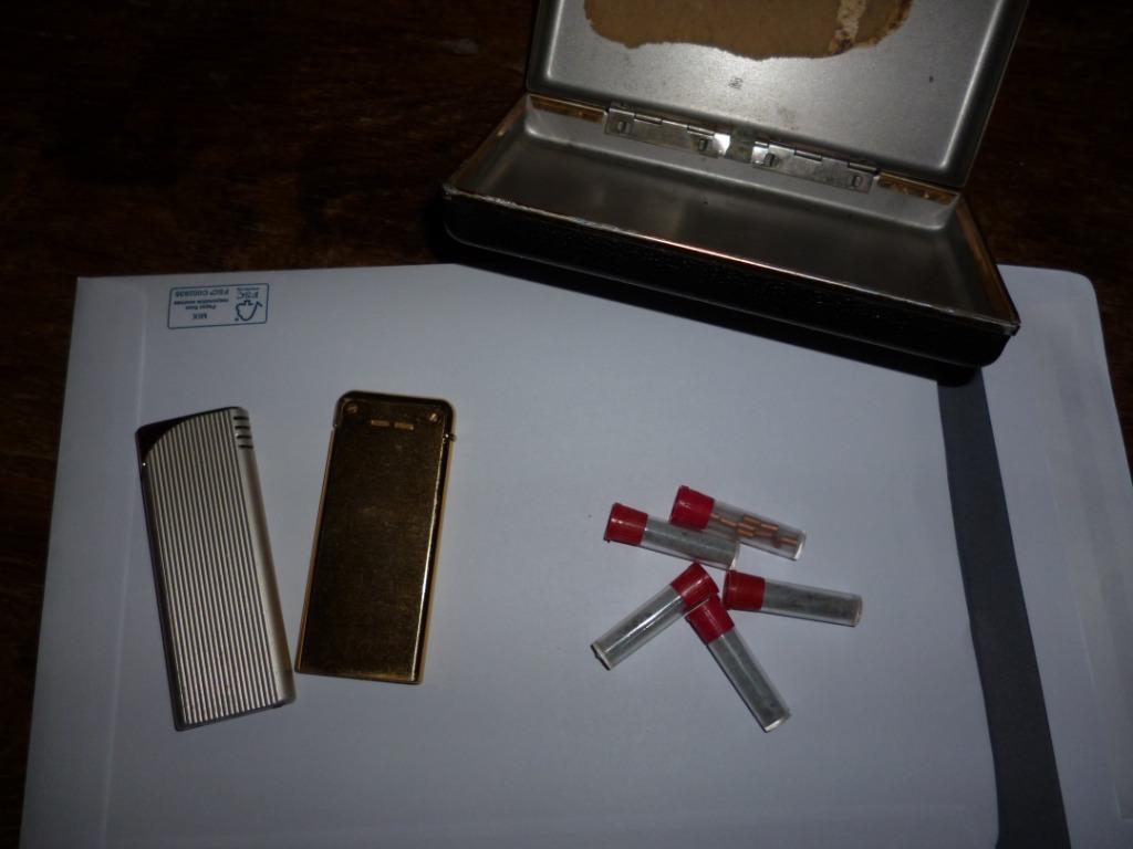 2 oude briquets aansteker en vullingen rookartikel vintage, Verzamelen, Rookartikelen, Aanstekers en Luciferdoosjes, Aansteker