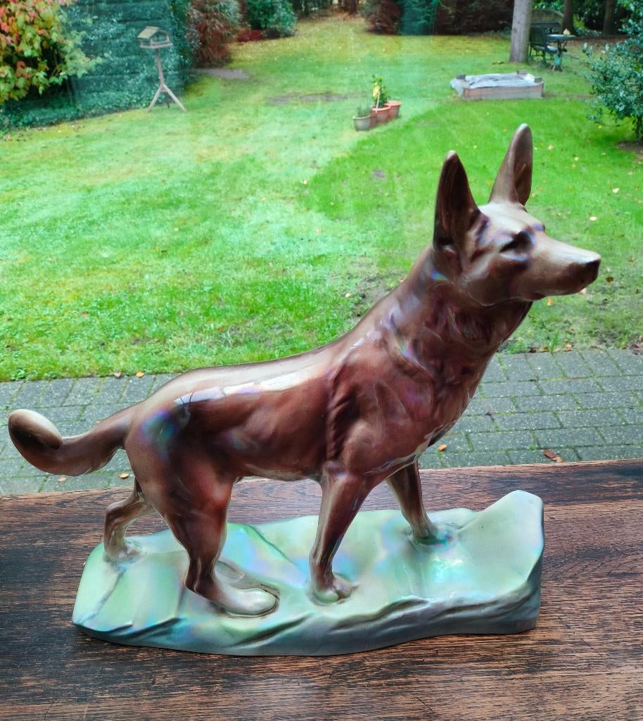Duitse herdershond. Geglazuurde keramiek. 37x40x13., Enlèvement
