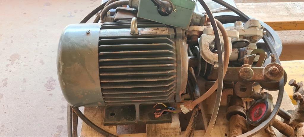 Moteur 7,5 CV triphasé 380 + poulies, Enlèvement