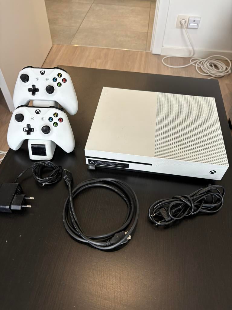 Xbox One S - 165 euros - Très bon état, Consoles de jeu & Jeux vidéo, 3 joueurs ou plus, Enlèvement, Comme neuf, Online