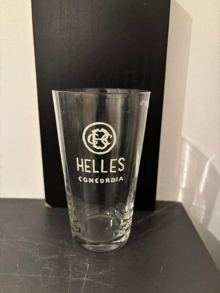 Oud geverfd bierglas Helles Concordia 33 cl met facetten, Collections, Enlèvement ou Envoi, Comme neuf, Verre ou Verres, Autres marques