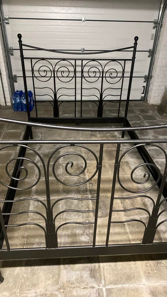 Zwart metalen bedframe, Huis en Inrichting, Slaapkamer | Bedden, Ophalen, Zo goed als nieuw, Zwart