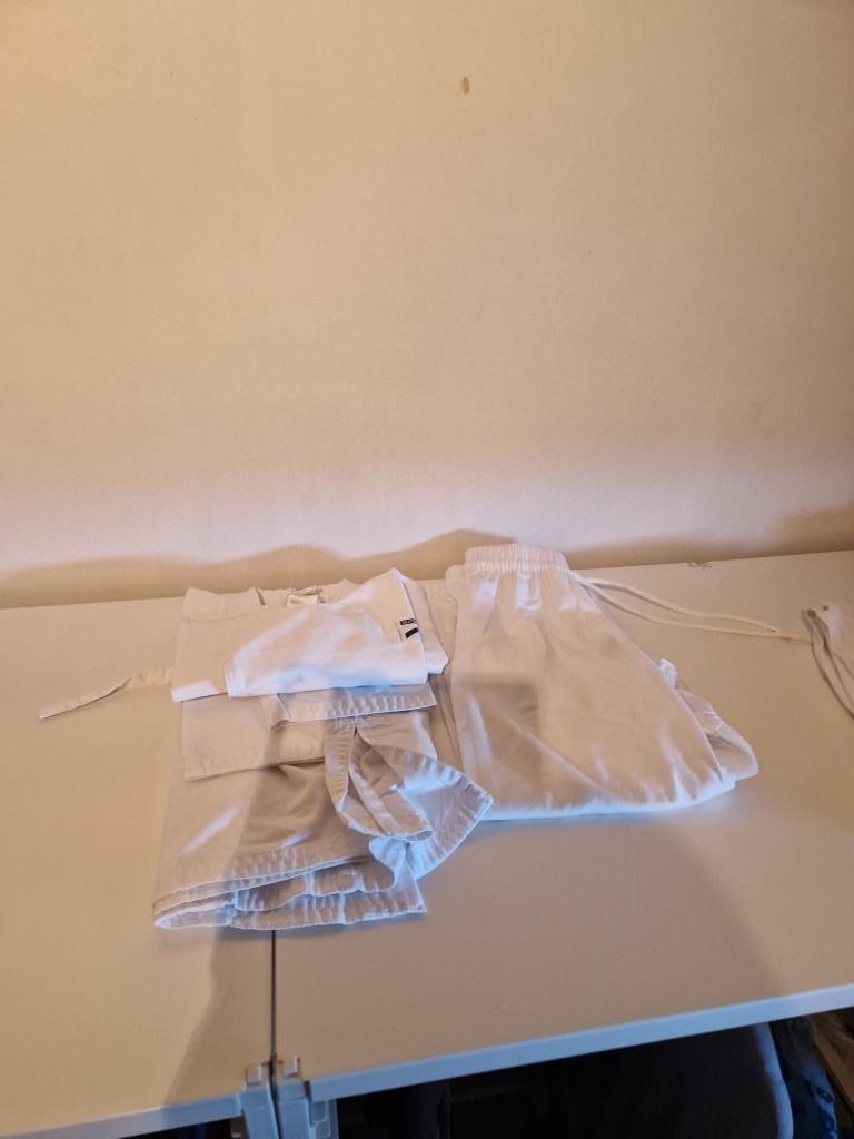 Kimono Decathlon maat 120 beginnerspak, Sport en Fitness, Ophalen, Gebruikt, Maat XS of kleiner, Vechtsportpak