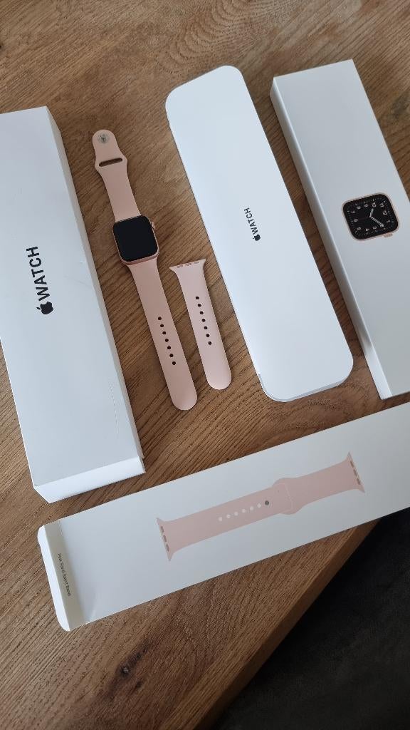Apple Watch [Series 4/5/SE] - 40mm, Handtassen en Accessoires, Smartwatches, Ophalen, IOS, Zo goed als nieuw, Roze