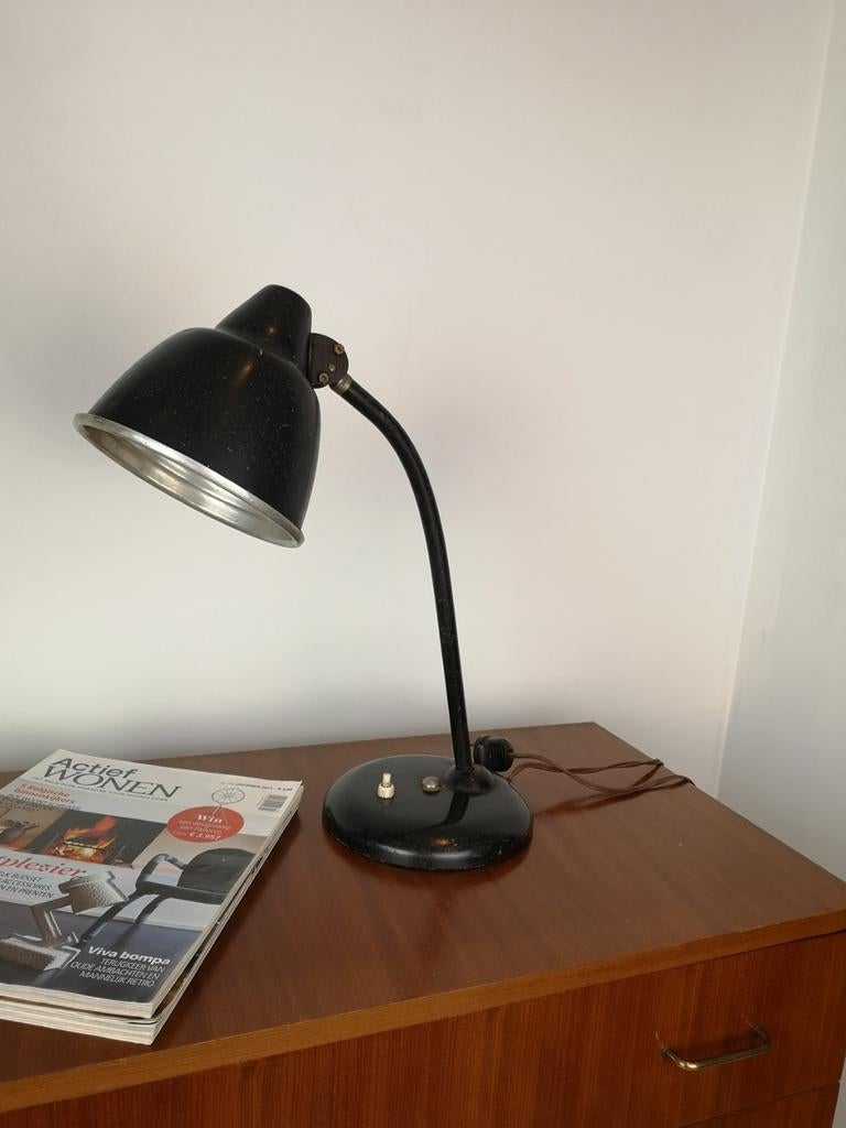 Bauhaus bureaulamp, Enlèvement