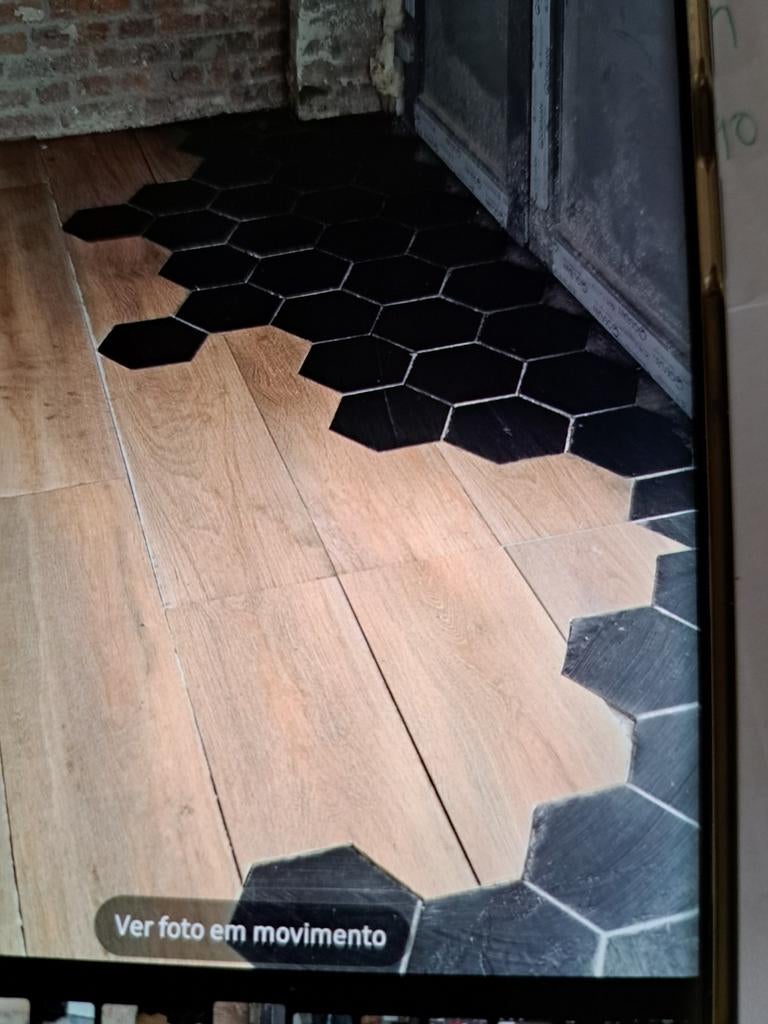 Pose de carreaux de porcelaine.