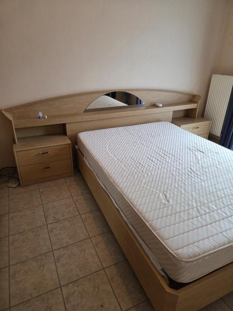 Lit DESIGN+2tables de chevet + son matelas propre = 140200, Maison & Meubles, Enlèvement