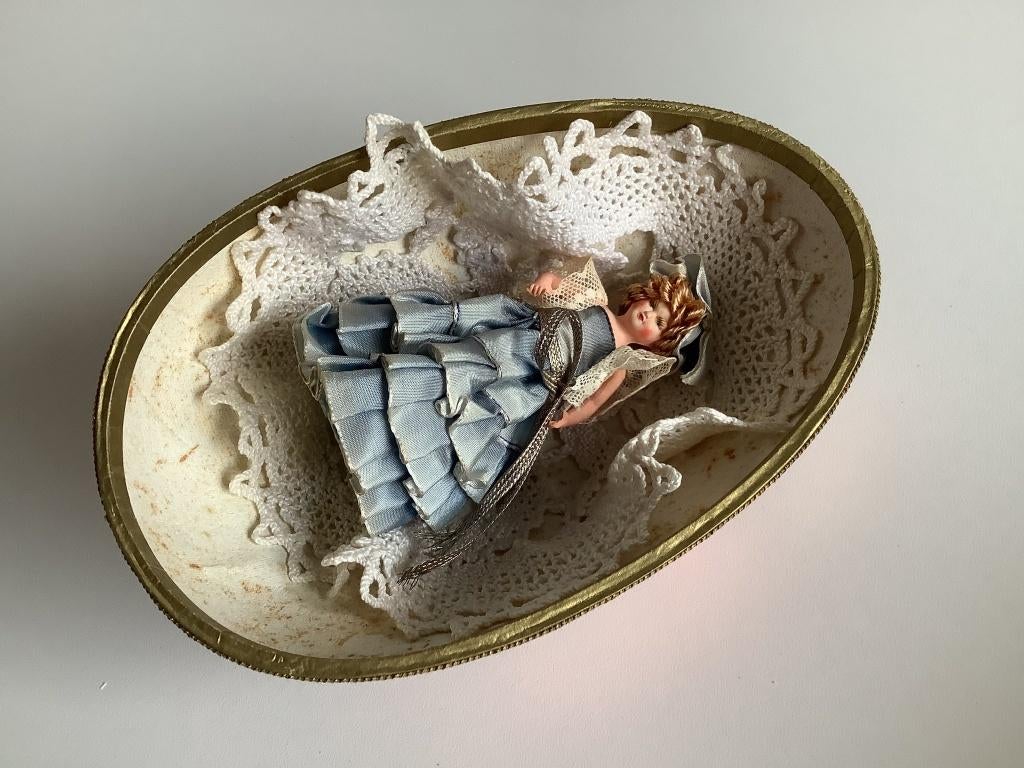 Antiek Petit Collin popje in een prachtig zijden ei, Verzamelen, Poppen, Ophalen of Verzenden, Zo goed als nieuw, Pop