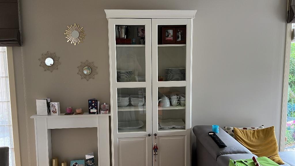 Armoire à portes vitrées IKEA LIATORP en très bon état, 25 à 50 cm, Enlèvement, Utilisé, Avec tablette(s)