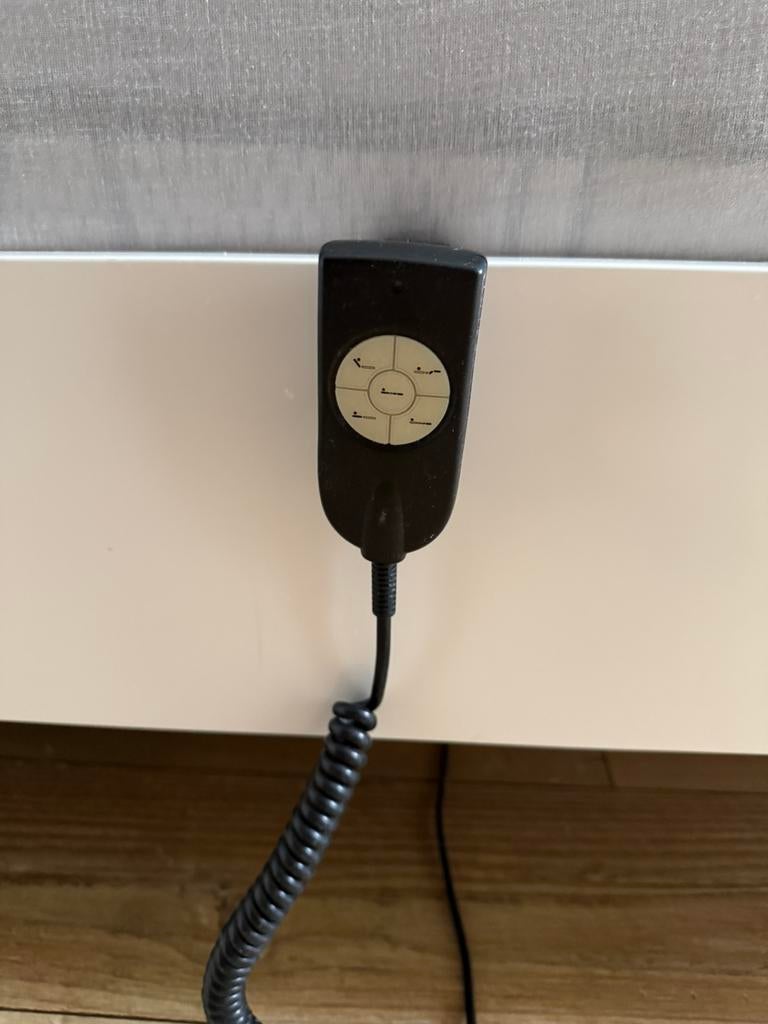 Lit électrique avec sommier réglable et télécommande, Une personne, Enlèvement, Utilisé, 180 cm