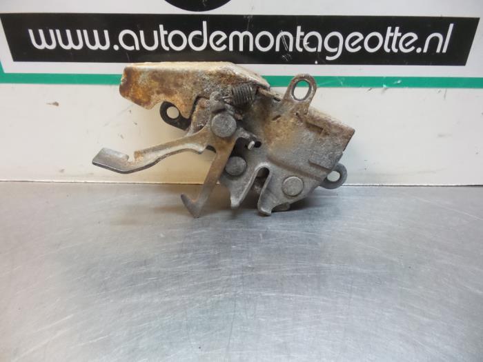 Slotmechaniek Motorkap van een Toyota Celica (Celica 94-), Gebruikt, -, -, Ophalen of Verzenden