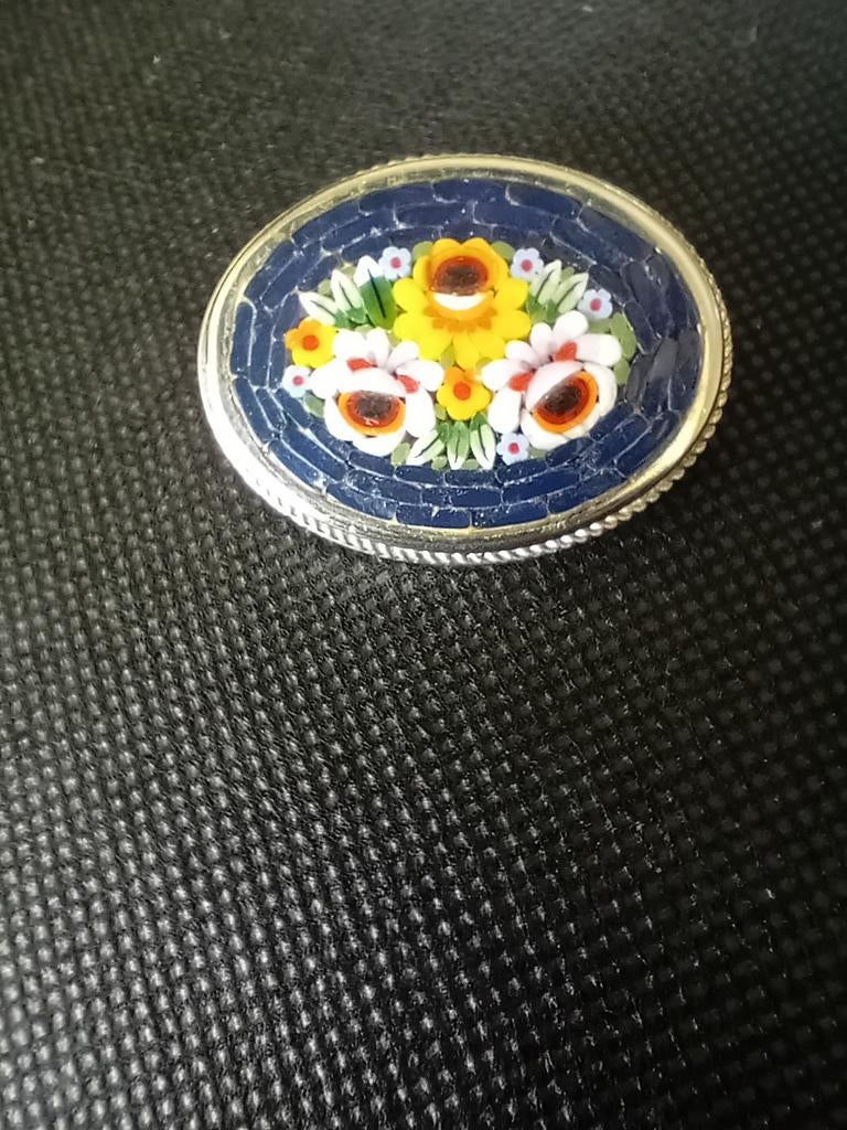 Broche vintage micro-mosaïque italienne - Fleurs, Verzamelen, Winkelwagenmuntjes, Verzenden