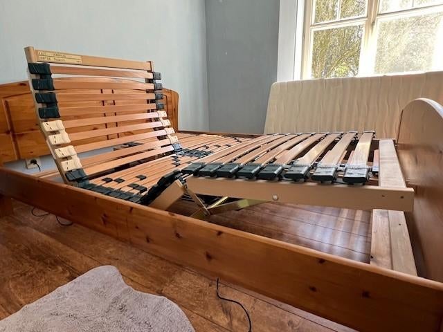 bed met elektrisch verstelbare lattenbodem, Huis en Inrichting, Slaapkamer | Bedden, Ophalen, Gebruikt, Tweepersoons, Hout