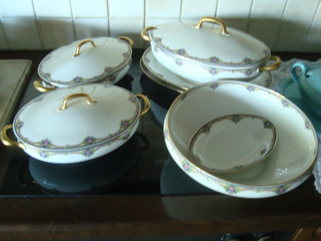 Deel van een porseleinen eetservies., Ophalen