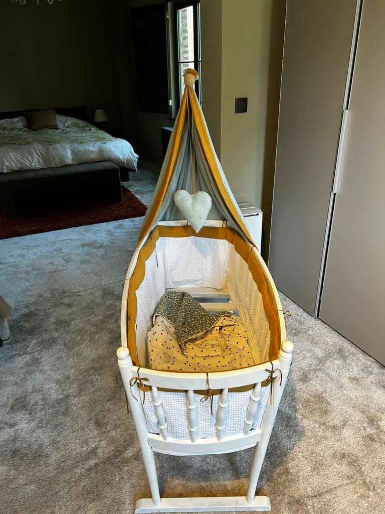 Oud wiegje volledig vernieuwd, Kinderen en Baby's, Babywiegjes en Ledikanten, Ophalen
