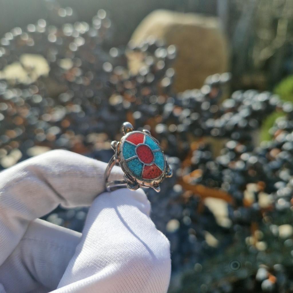 Bague vintage Gordon & Smith — Onyx, corail et turquoise, Bijoux, Sacs & Beauté, Enlèvement ou Envoi, Rouge, Argent
