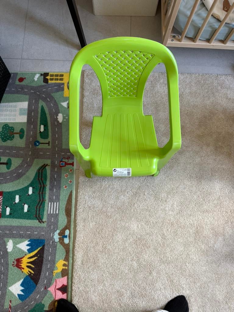 Groene kinderstoel, stevig en lichtgewicht, Tuin en Terras, Kruiwagens, Ophalen, Zo goed als nieuw