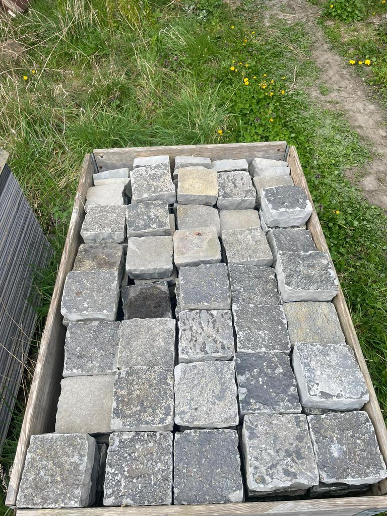 Platines van vietnamese basalt, Ophalen, Zo goed als nieuw