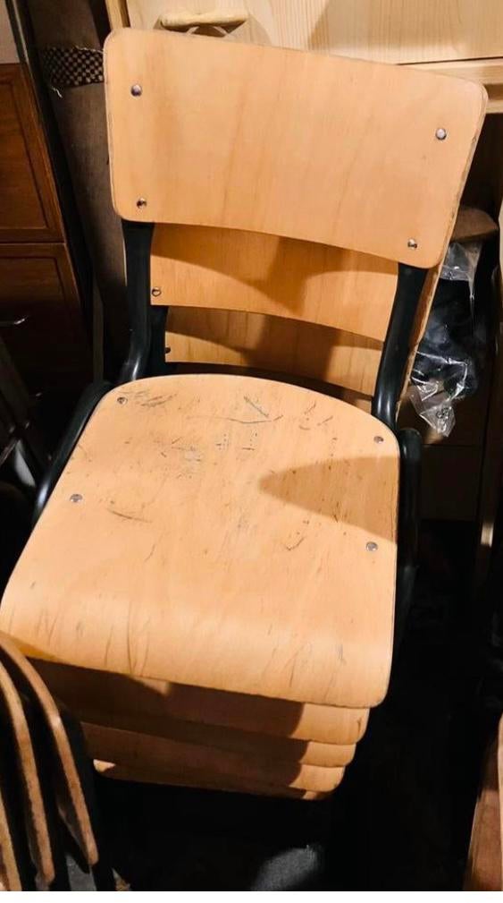 Dringend gezocht schoolstoelen, Enlèvement