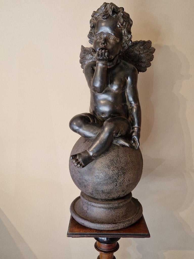 Sculptuur engel beeldje op wereldbol, Antiek en Kunst, Ophalen of Verzenden