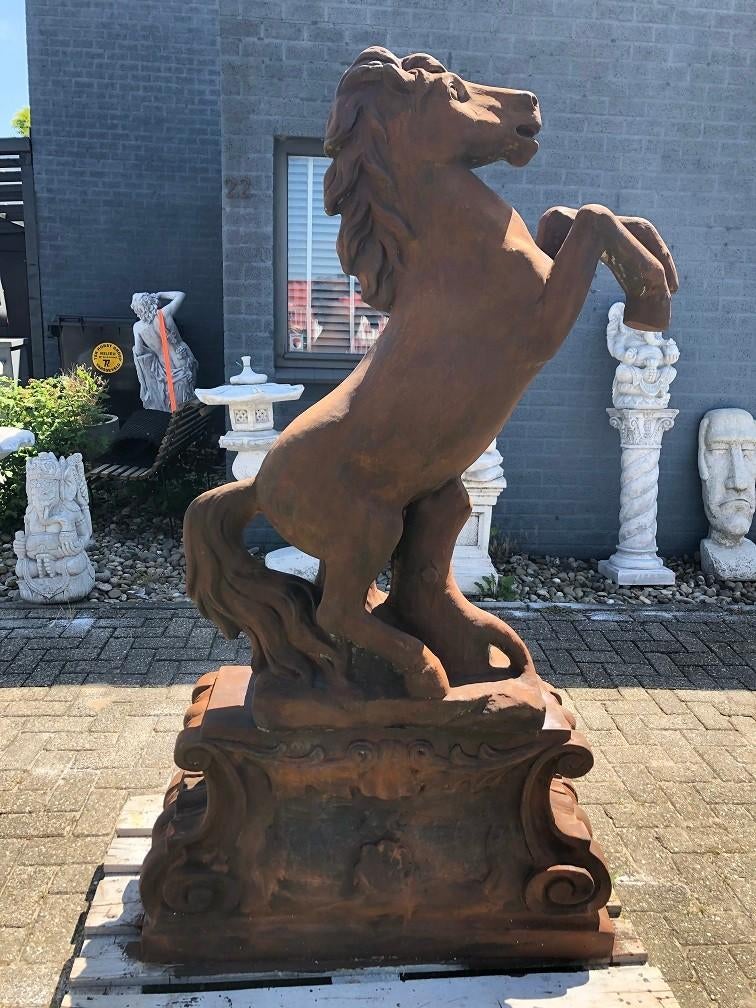 Cheval cabré, grande pierre moulée solide sur socle XXL, Enlèvement ou Envoi, Pierre, Animal