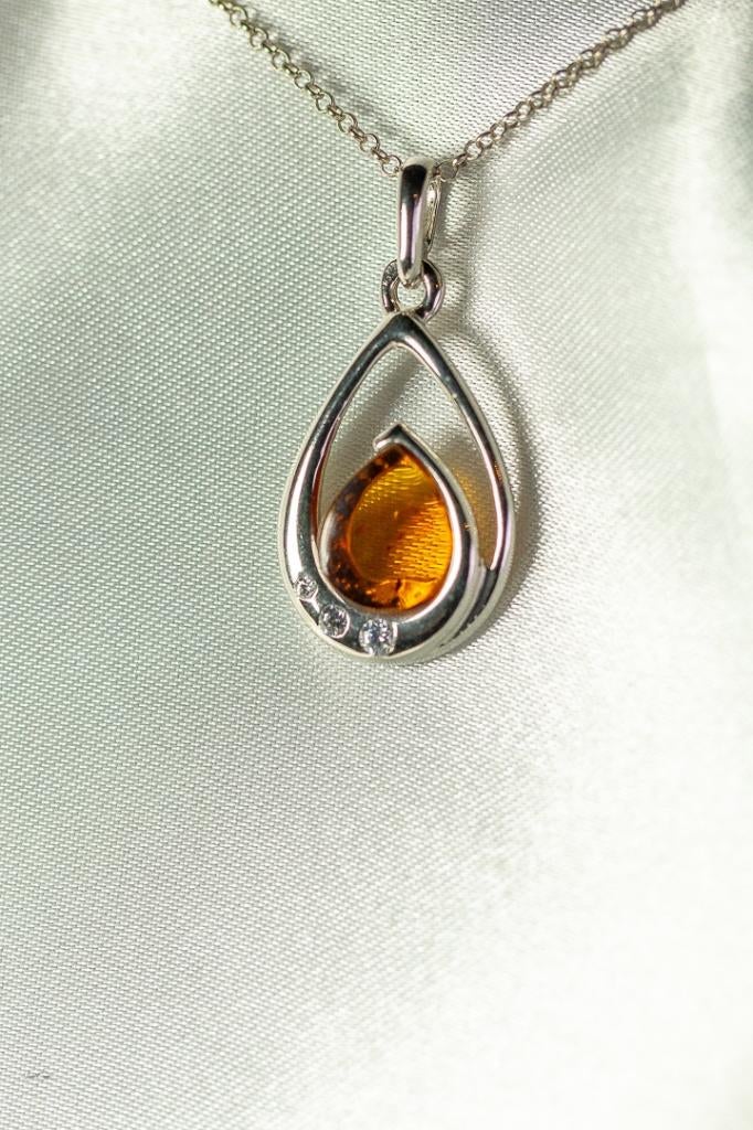 Zilveren ketting met barnsteen en Swarovski kristallen, Handtassen en Accessoires, Kettingen, Met kristal, Verzenden, Nieuw, Zilver