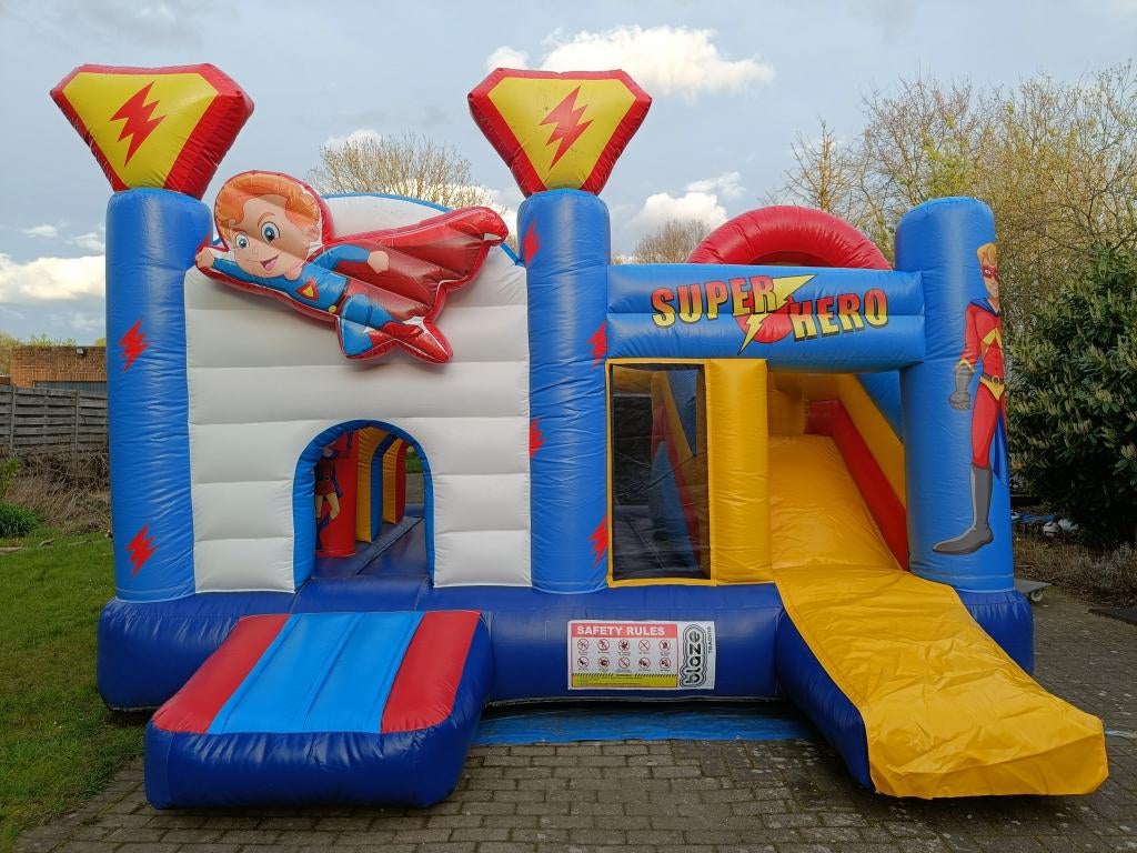 Springkasteel Superheld te huur - Weekendprijs, Ophalen of Verzenden, Zo goed als nieuw