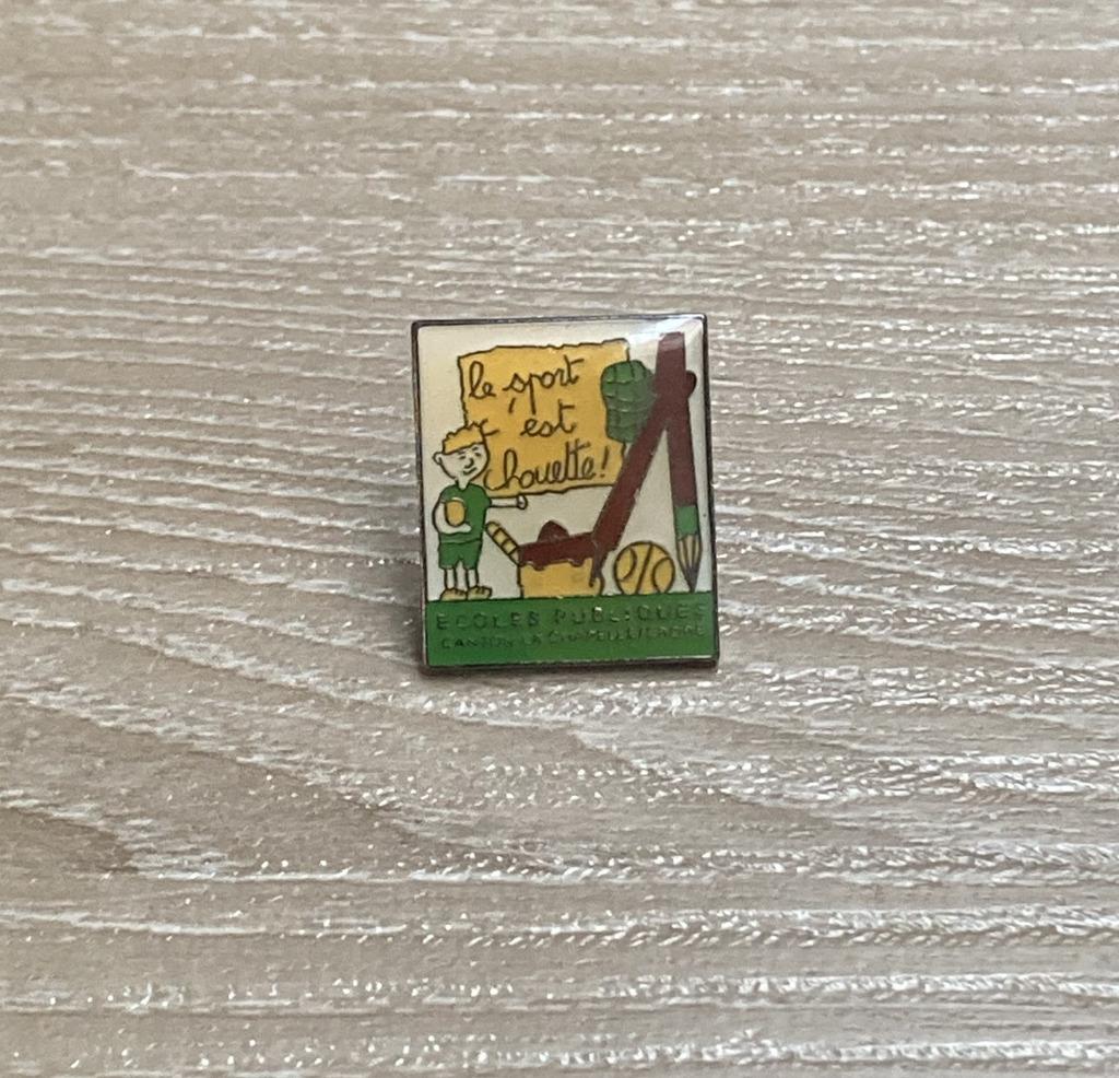 PIN - LE SPORT EST CHOUETTE - ECOLES PUBLIQUES, Verzenden, Gebruikt, Sport, Speldje of Pin