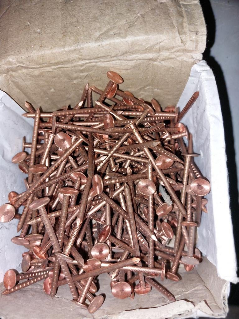 Koperen nagels, Ophalen