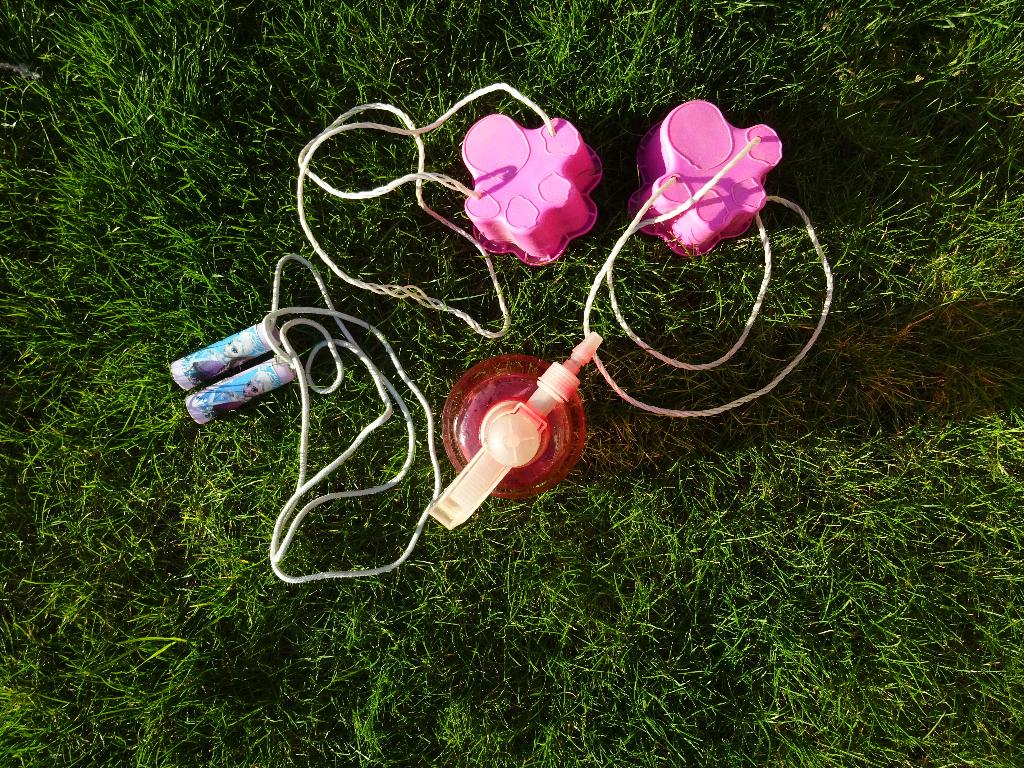 Lot buitenspeelgoed met springtouw Frozen, stelten, pomp, Ophalen of Verzenden, Gebruikt