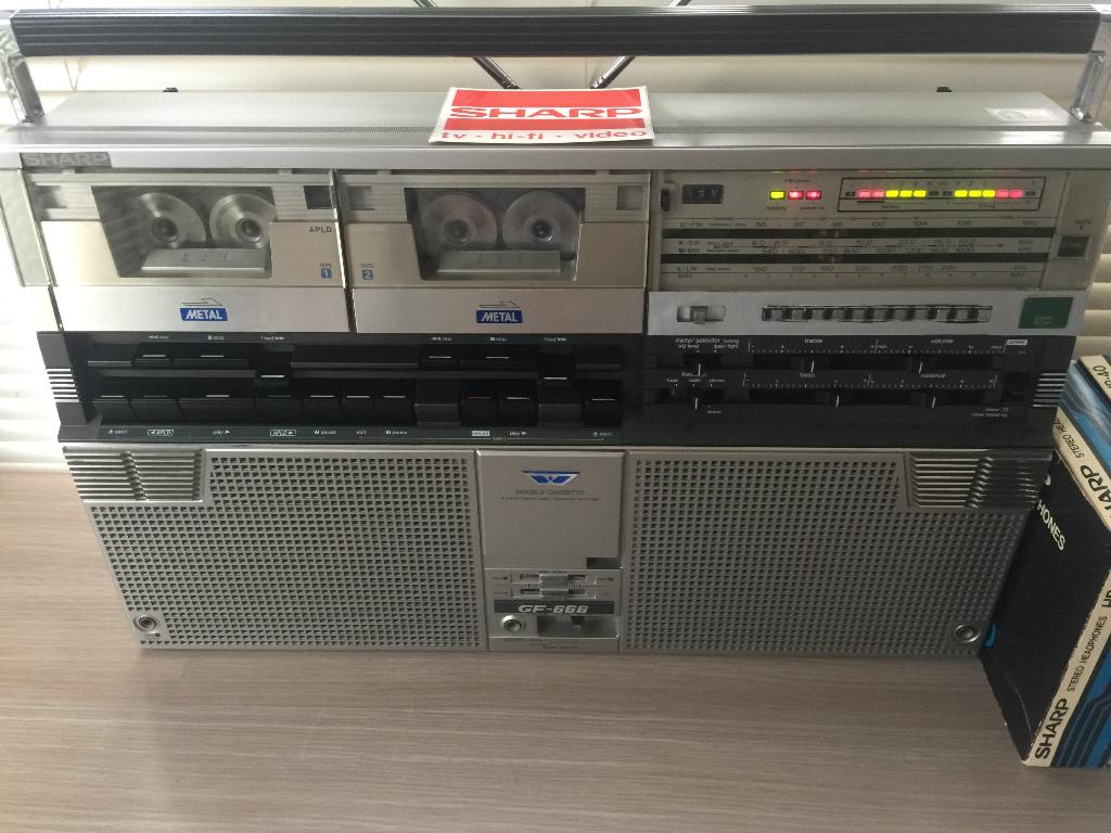 Sharp GF-666 vintage radio double cassette recorder, TV, Hi-fi & Vidéo, Decks cassettes, Enlèvement, Simple