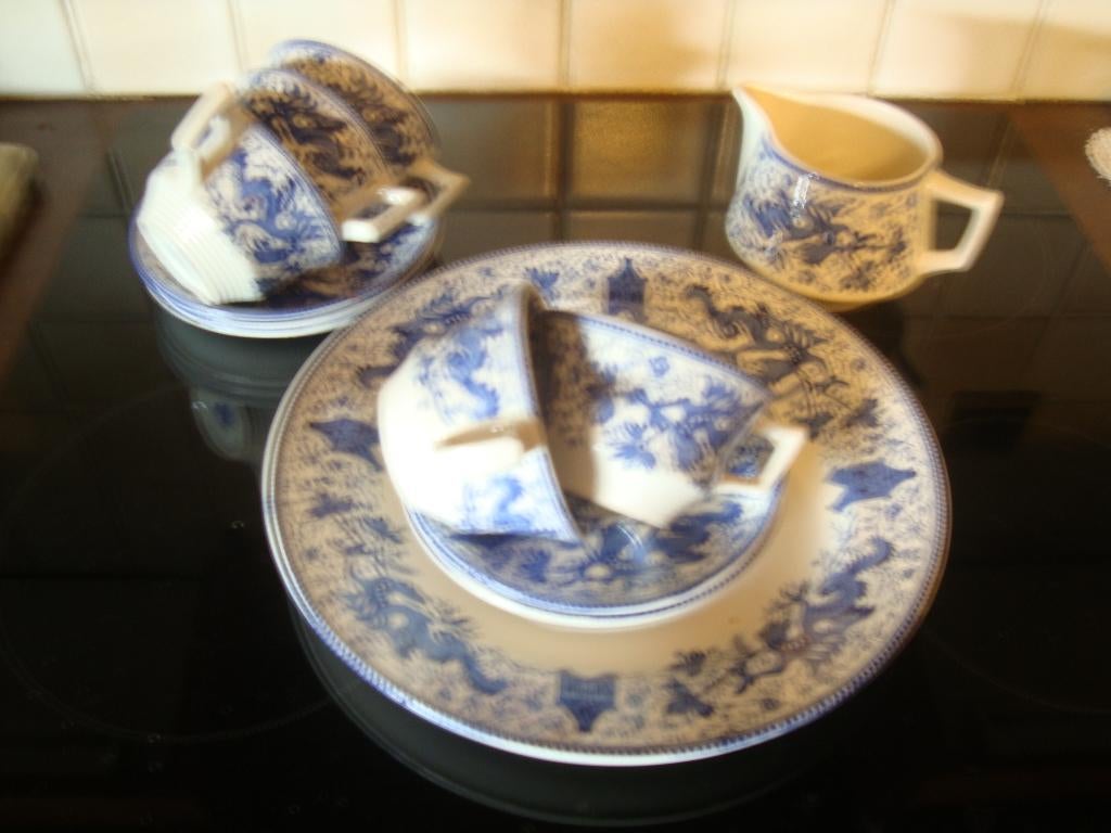 Deel van een koffieservies Boch, decor Dragon., Antiek en Kunst, Ophalen