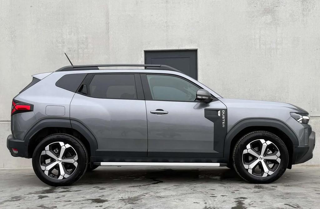 Dacia Duster 1.6 Hybride*360°Camera*Carplay*Trekhaak*ACC*LE, Auto's, Automaat, Gebruikt, Zwart, 4 cilinders