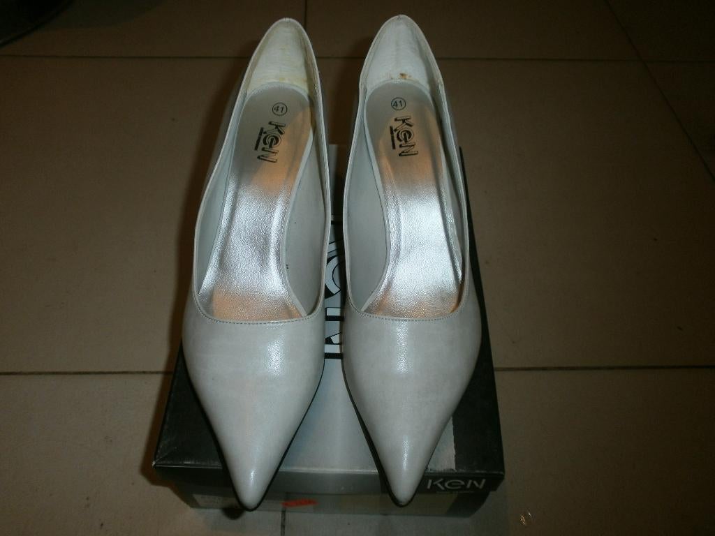 Escarpins KEN gris clair talons noirs brillants 41 NEUFS, Pumps, Nieuw, Ophalen of Verzenden, Grijs