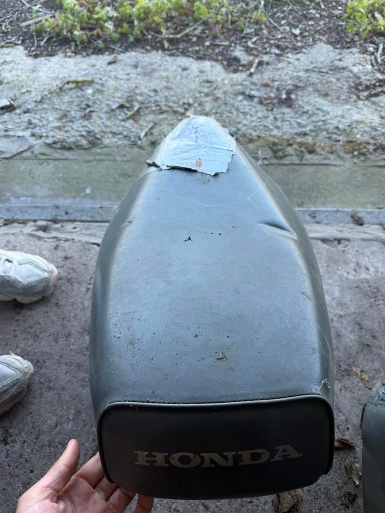 Honda wallaroo zadel&helmbak, Fietsen en Brommers, Ophalen, Gebruikt, Zadel