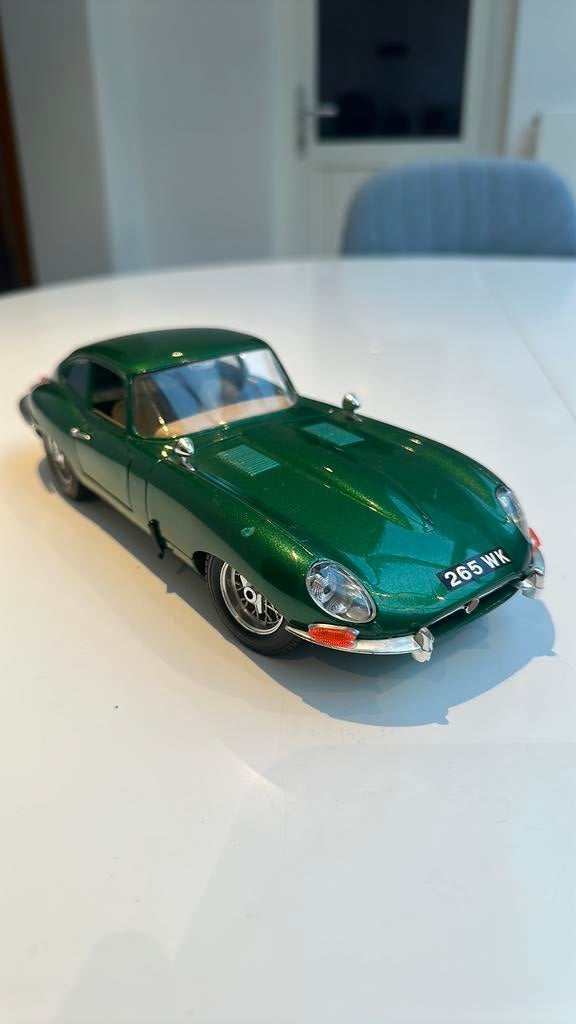 JAGUAR TYPE E coupé 1961  1/18 Made in Italy, Hobby & Loisirs créatifs, Voitures miniatures | 1:18, Utilisé, Voiture, Burago, Enlèvement ou Envoi
