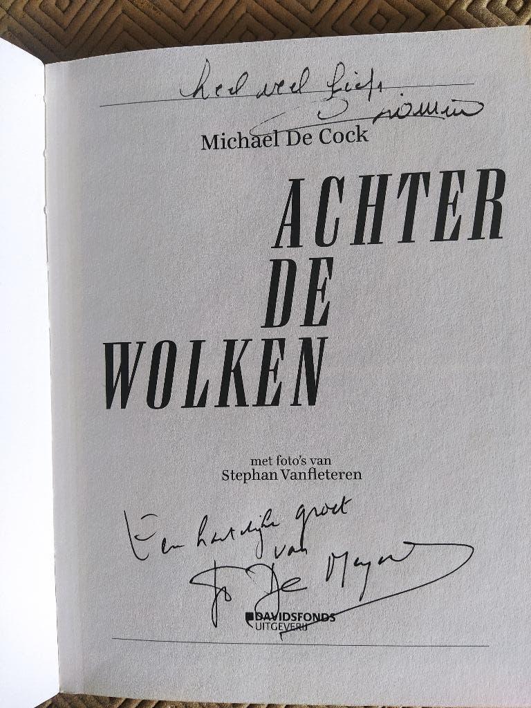 boek: achter de wolken/Michael de Cock(GESIGNEERD), Ophalen of Verzenden, Zo goed als nieuw, Personen