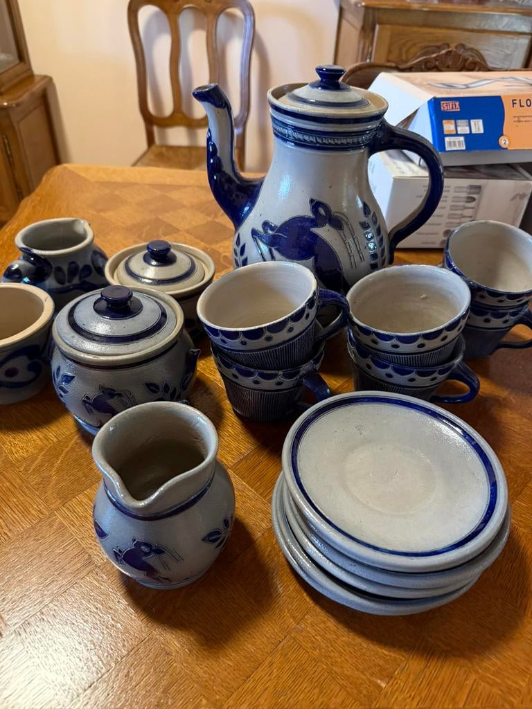 Set avec 6 tasses, cruches, sous-tasses et pots. Gres, Antiquités & Art, Enlèvement