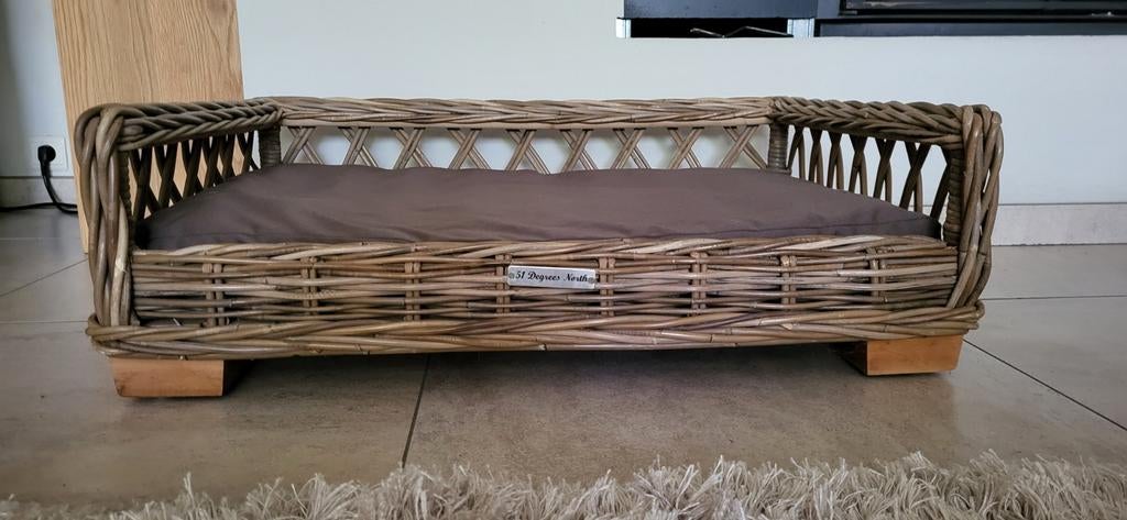 Mooie  rieten hondenmand met kussen. Merk 51 degrees North, Ophalen