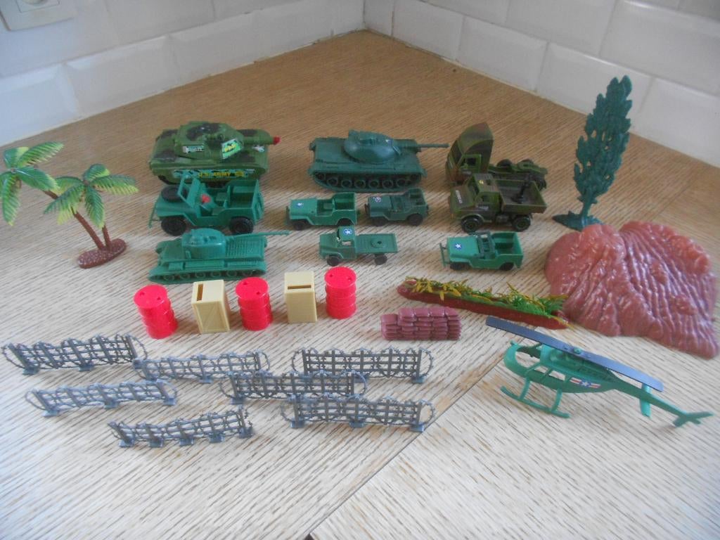 Soldats - figurines (jouet) - 11 véhicules + divers - v, Enlèvement ou Envoi