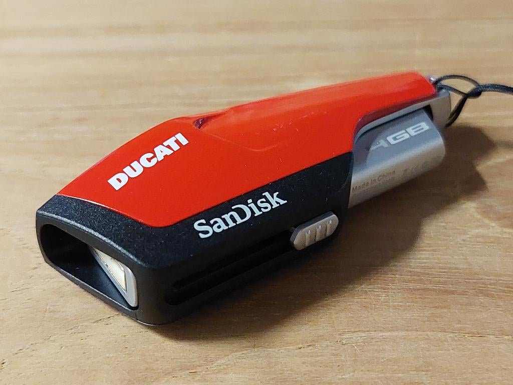 Clé USB Ducati officielle - Sandisk 4 Go Extreme, Motos, Motos Autre, Enlèvement ou Envoi